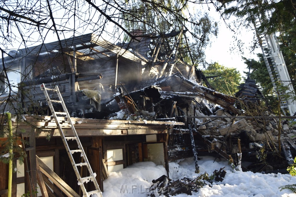 Grossfeuer Einfamilienhaus Siegburg Muehlengrabenstr P1200.JPG - Miklos Laubert